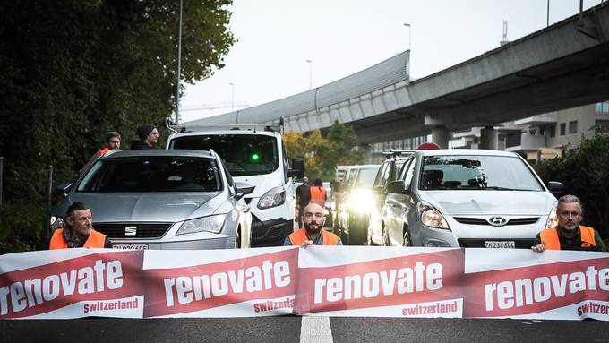 Renovate Switzerland blockiert Autobahnausfahrt in Wiedikon