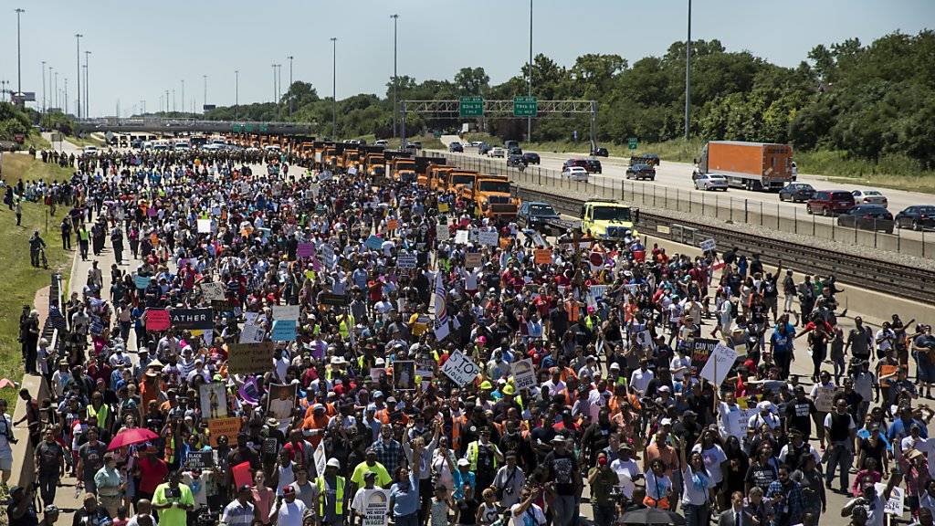 Tausende protestierten bei Chicago auf einer Autobahn gegen die grassierende Waffengewalt.