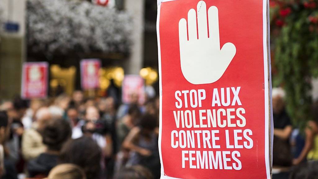 Rund 100 Personen haben am Donnerstagabend in Genf gegen Gewalt an Frauen protestiert. Anlass für die Kundgebung war ein Angriff einer Gruppe Männer auf fünf Frauen vom Mittwoch. Zwei der Frauen wurden so schwer am Kopf verletzt, dass ihr Zustand weiterhin ernst ist - eine davon liegt sogar im Koma.