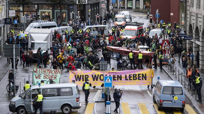 Extinction-Rebellion-Aktivisten blockieren Strassen – Polizei weist Personen weg