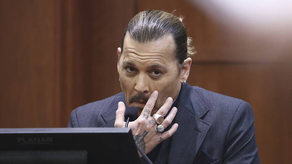 Johnny Depp, Schauspieler aus den USA,  hört zu, während er im Gerichtssaal des Fairfax County Circuit Court in Fairfax, Virginia, aussagt. Foto: Jim Lo Scalzo/EPA Pool via AP/dpa
