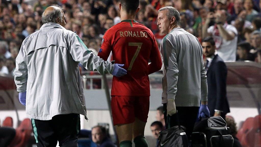 Portugals Superstar Cristiano Ronaldo wird im Heimspiel gegen Serbien (1:1) wegen einer Oberschenkelverletzung nach einer halben Stunde ausgewechselt