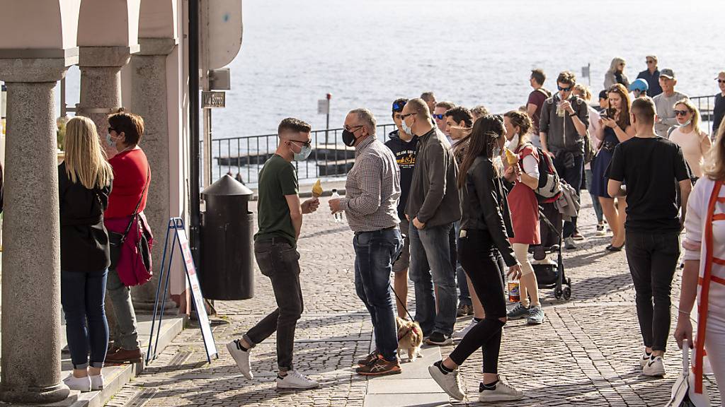 Frühling in Zeiten der Pandemie: Menschen stehen bei der Seepromenade in Ascona Schlange, um eine Glacé zu kaufen.