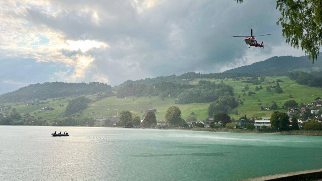 Die Seepolizei und die Rettungsflugwacht suchen im Sarnersee nach einem 75-jährigen Mann.