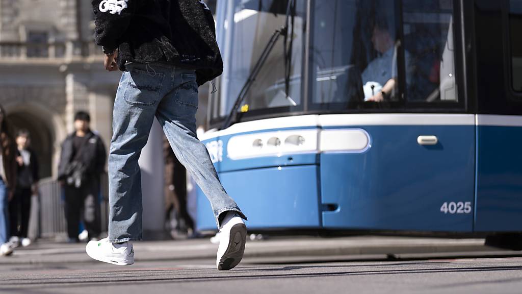 Das Tram soll Affoltern in der Zukunft eine bessere Anbindung gewährleisten. Das Zürcher Stadtparlament fordert eine schnelle Realisierung. (Symbolbild)