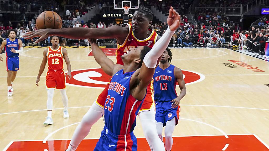 Atlantas Clint Capela blockt einen Versuch von Detroits Jaden Ivey