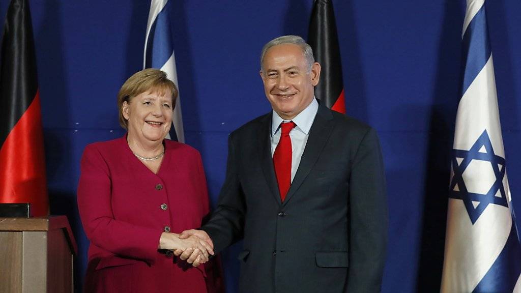 Entspannter als auch schon: Bundeskanzlerin Angela Merkel und Israels Premierminister beim Handshake während der gemeinsamen Medienkonferenz in Jerusalem.