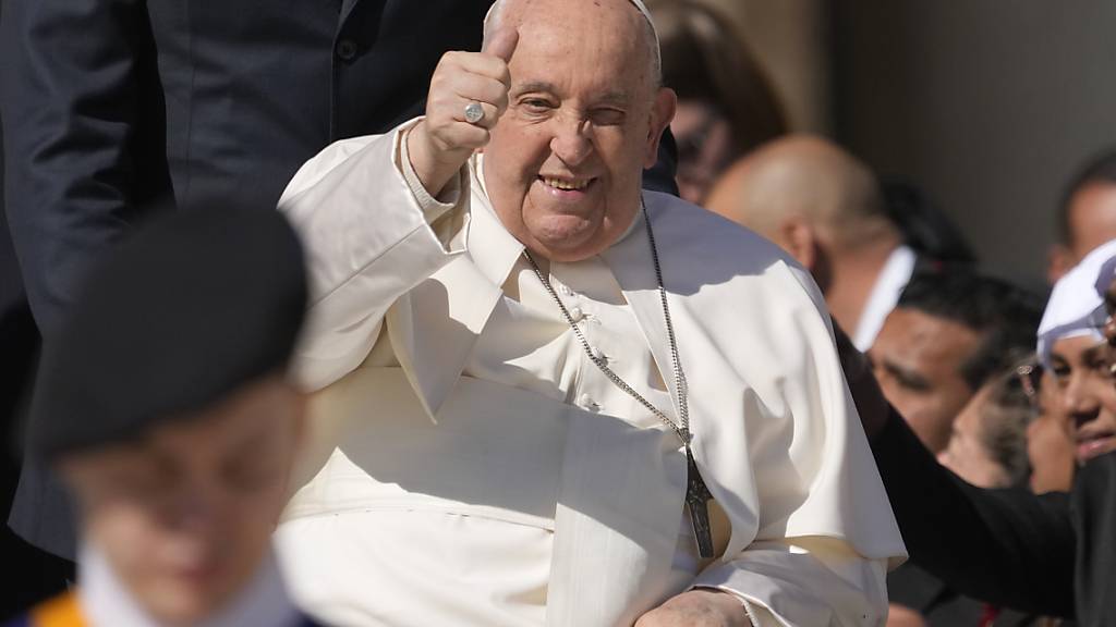Papst Franziskus lächelt am Ende seiner wöchentlichen Generalaudienz auf dem Petersplatz im Vatikan . Foto: Andrew Medichini/AP/dpa