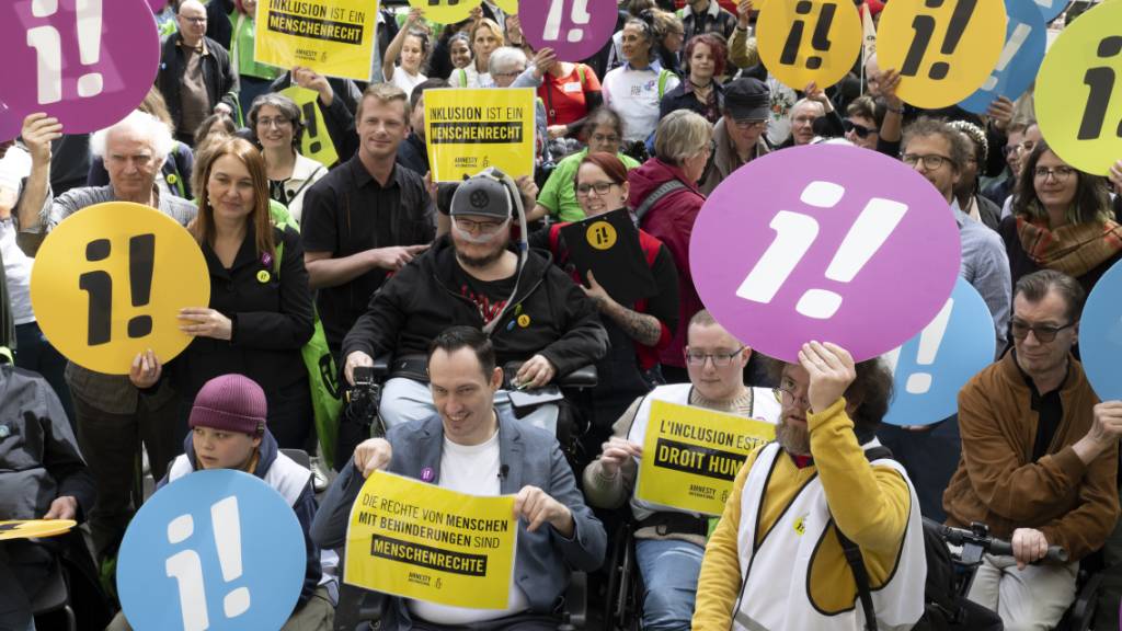 Mit einer farbenfrohen Aktion lancierten am Donnerstag in Bern Sympathisanten und Sympathisantinnen die eidgenössische Volksinitiative «Für die Gleichstellung von Menschen mit Behinderungen (Inklusions-Initiative)».