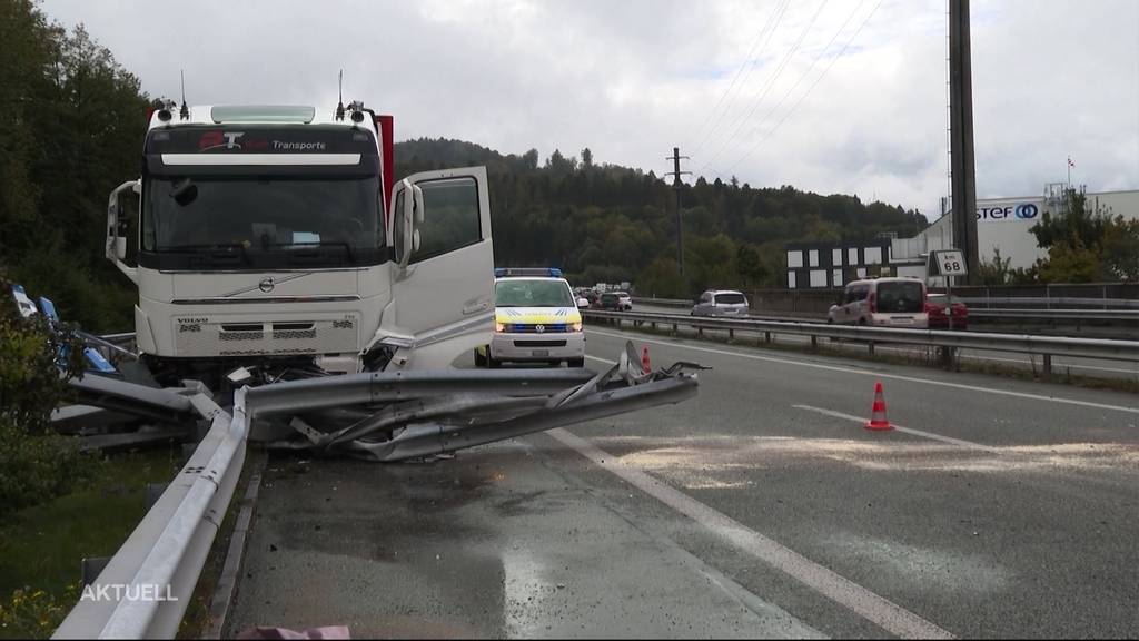 LKW knallte bei strömendem Regen in Leitplanke