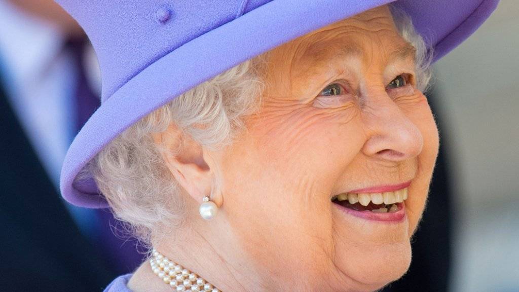 Ein Prosit auf die Queen: Anlässlich ihres 90. Geburtstags dürfen die britischen Pubs an zwei Juni-Abenden länger offen bleiben. (Archiv)