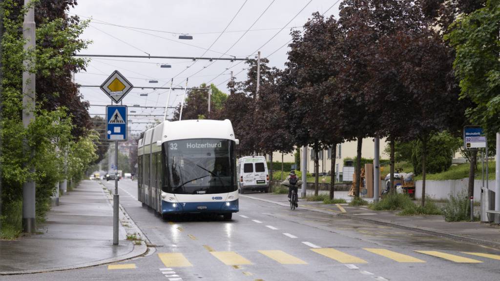 Statt der Buslinie 32 soll künftig ein Tram Affoltern mit dem Stadtzentrum Zürichs verbinden. Im Kantonsrat hat das Projekt gute Chancen. (Archivbild)