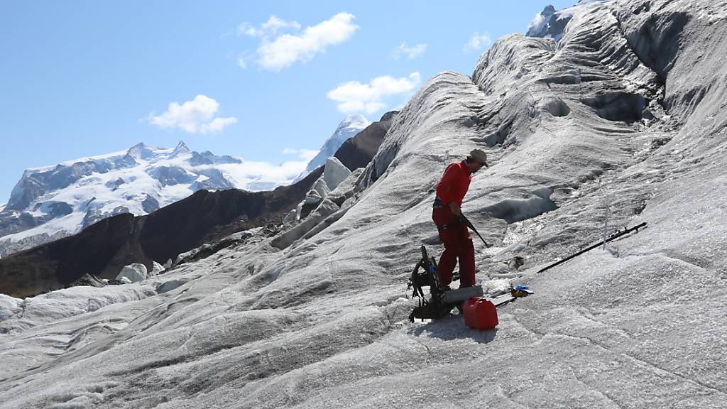 Auf dem Theodulgletscher oberhalb von Zermatt wurde der erste Gletscherfund mit Hilfe der Applikation IceWatcher geortet .
