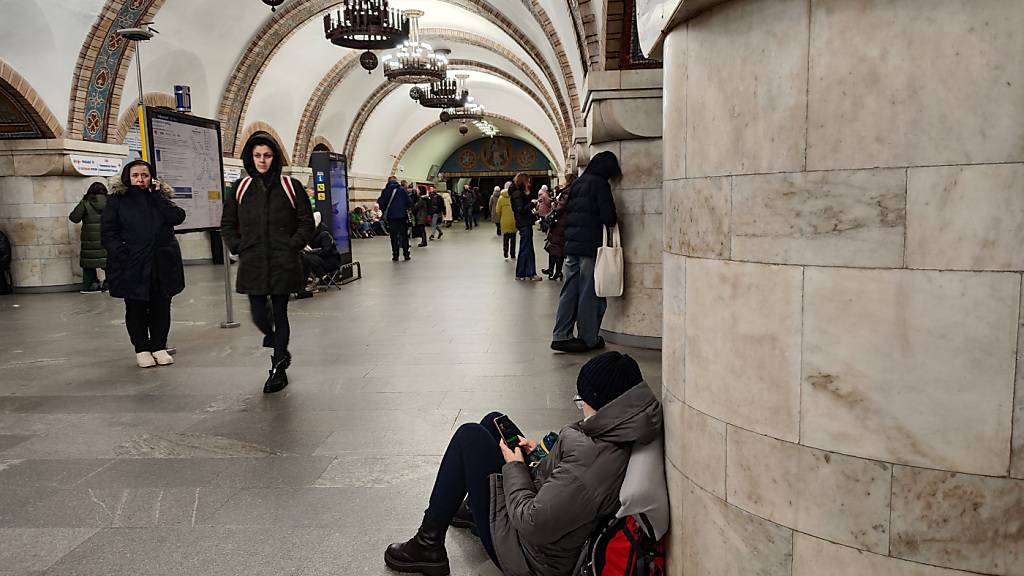 Menschen suchen Schutz in einer U-Bahn-Station in Kiew, die während eines russischen Raketenangriffs als Luftschutzbunker dient. Foto: -/Ukrinform/dpa