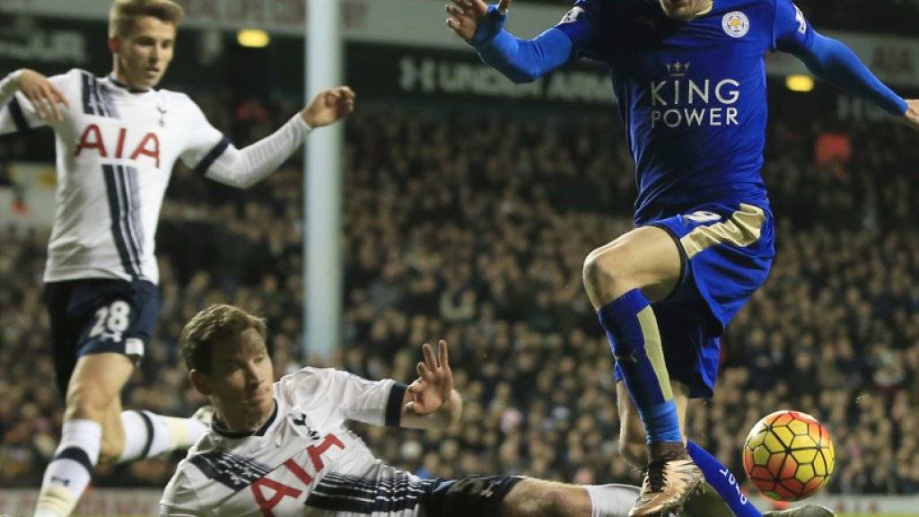 Leicester-Topskorer Jamie Vardy dribbelt sich an Tottenhams Jan Vertonghen vorbei