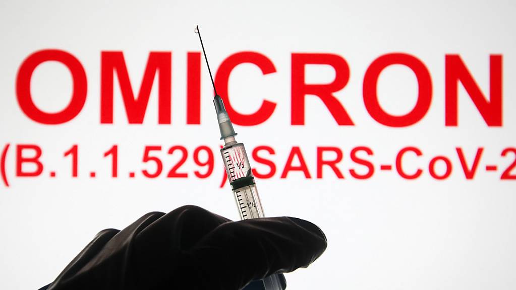 Eine Hand hält vor der Aufschrift «Omicron (B.1.1.529): SARS-CoV-2» eine Spritze hoch. 