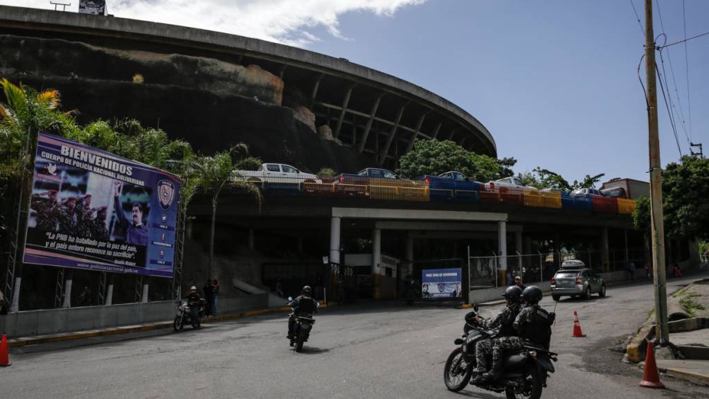 ARCHIV - Blick auf den Eingang des Geheimdienstgefängnisses Helicoide. Foto: Boris Vergara/dpa (Archivbild)