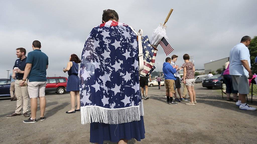 Mit US-Flagge umhüllte Frau am Ort des abgesagten Clinton-Biden-Wahlkampfauftritts in Pennsylvania