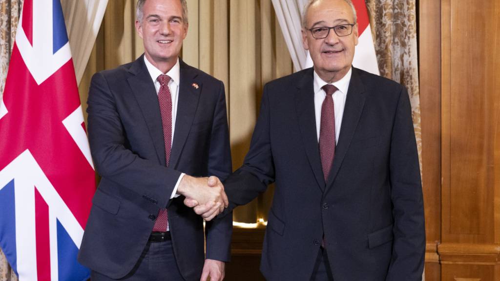 Der britische Wirtschaftsminister Peter Kyle (links) und Bundespräsident Guy Parmelin haben am Montag ein modernisiertes Freihandelsabkommen bekanntgegeben.