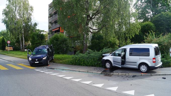 Auto überschlägt sich bei Unfall in Cham