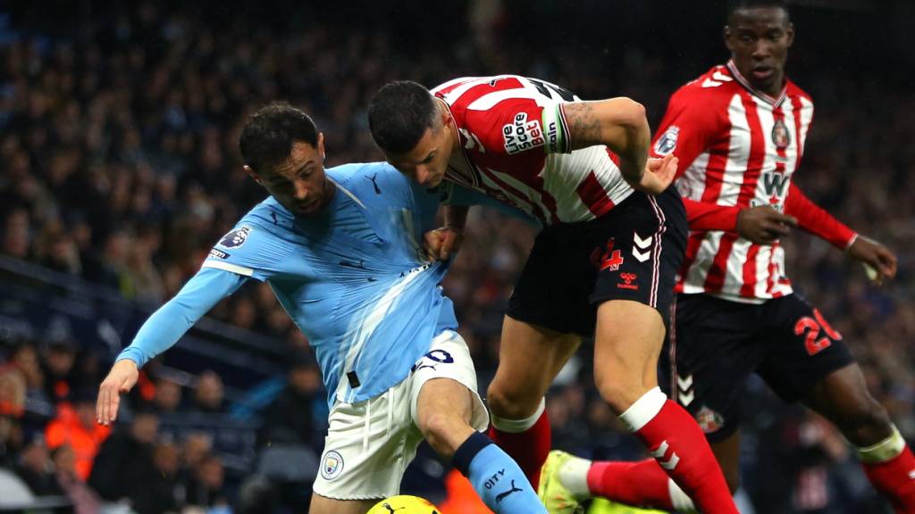 Wertvoller Punkt gegen Manchester City: Sunderlands Granit Xhaka (m.) im Zweikampf mit Bernardo Silva