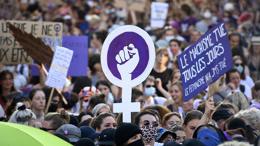 Am feministischen Streiktag gehen schweizweit Frauenorganisationen auf die Strasse, um gegen Rentenabbau zu demonstrieren. (Archivbild)