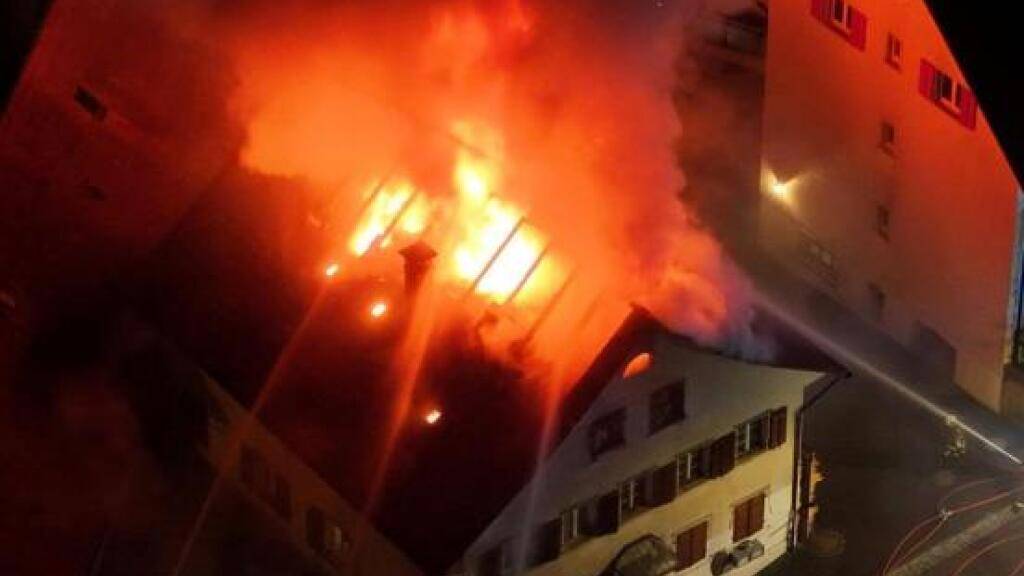 Der Dachstock des Mehrfamilienhauses in Illnau-Effretikon ZH stand beim Eintreffen der Feuerwehr bereits in Vollbrand.