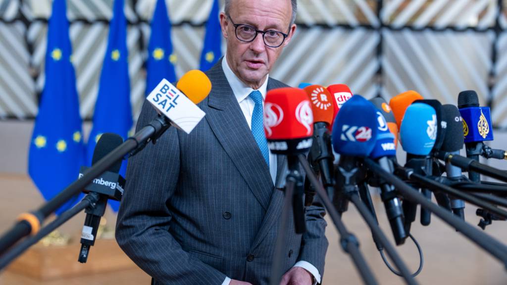 dpatopbilder - Bundeskanzler Friedrich Merz (CDU) kommt zu der ersten Arbeitssitzung beim EU-Gipfel. Topthema ist die Frage, ob künftig in der EU eingefrorene Vermögenswerte der russischen Zentralbank zur Unterstützung der Ukraine genutzt werden können. Foto: Michael Kappeler/dpa