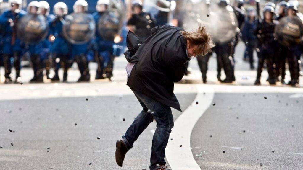 Die Zürcher Stadtpolizei setzt weiterhin Gummischrot an gewalttätigen Demonstrationen ein. Künftig soll der Einsatz aber erfasst werden.. (Archivbild)