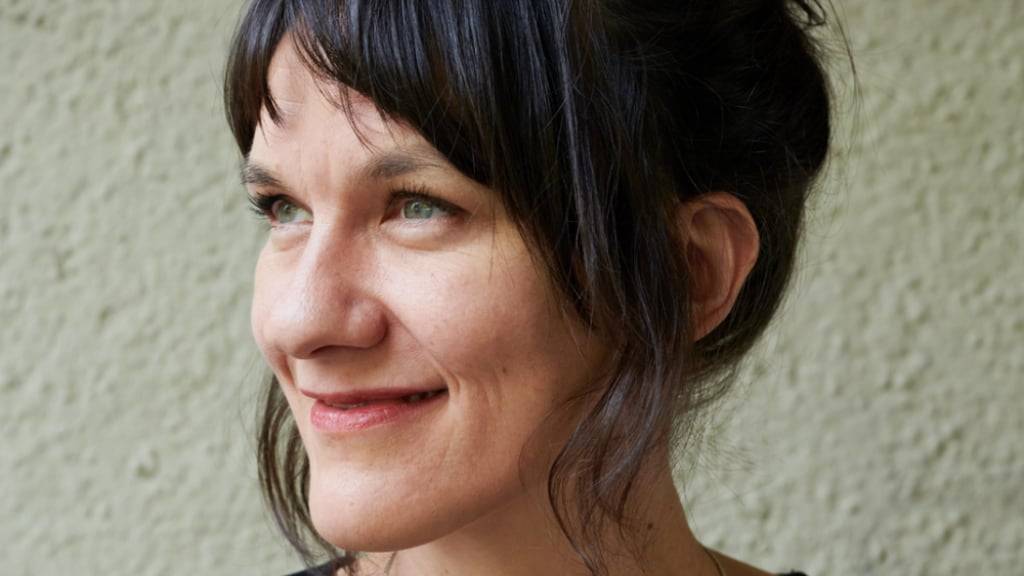 Die Autorin Eva Rottmann hat für ihr Jugendbuch «Fucking fucking schön» den Schweizer Kinder- und Jugendbuchpreis 2025 bekommen. Im Buch erzählen Jugendliche von ihren ersten sexuellen Erfahrungen und offenbaren dabei die unterschiedlichsten Gefühle.