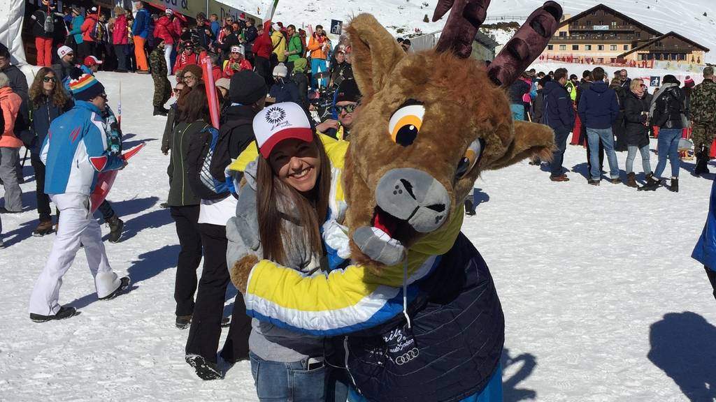 Das Ski-WM-Maskottchen Moritz zusammen mit der FM1-Reporterin Linda Aeschlimann.