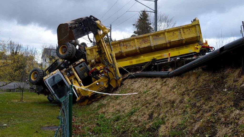 Ein Gleisbaubagger ist in Hergiswil gekippt. Ein Arbeiter wurde beim Unfall leicht verletzt.
