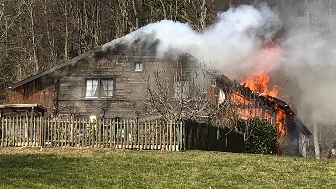 Brand in altem Ferienhaus – rund 70 Feuerwehrleute bekämpfen die Flammen