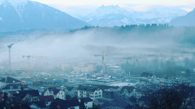 Halle wird zum Löschen abgerissen