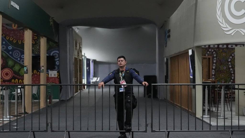 Ein Mitglied des Sicherheitspersonals steht in der Nähe des Pavillons des UN-Klimagipfels COP30 Wache. Foto: Joshua A. Bickel/AP/dpa