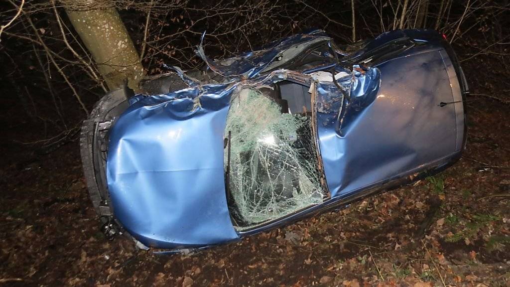 Die 19-Jährige Fahrerin dieses schrottreifen Autos wurde bei dem Unfall nur leicht verletzt.