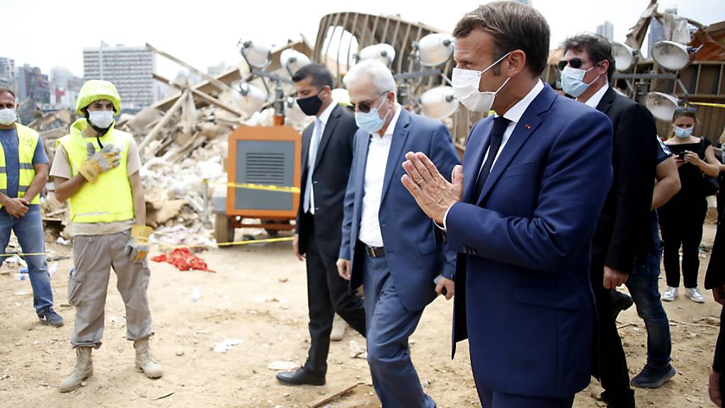 Der französische Präsident Emmanuel Macron (rechts) reist erneut nach Beirut. Er fordert vom Libanon einen politischen Wandel. (Archivbild)