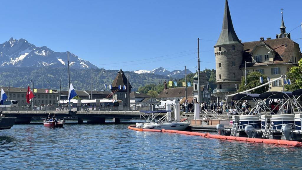 Nachdem am Freitagmorgen aus einem angelegten Schiff Dieseltreibstoff ausgelaufen war, errichtete die Feuerwehr Ölsperren.