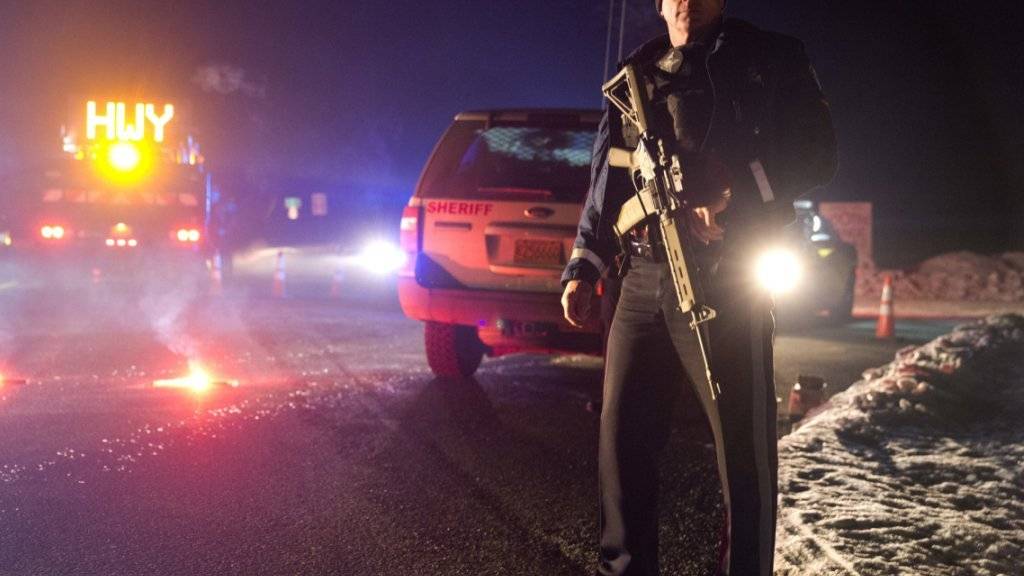 Ein Polizist sichert den Highway in Oregon, bei dem es zu einem tödlichen Schusswechsel zwischen der Bundespolizei und einer regierungsfeindlichen Bürgerwehr kam.