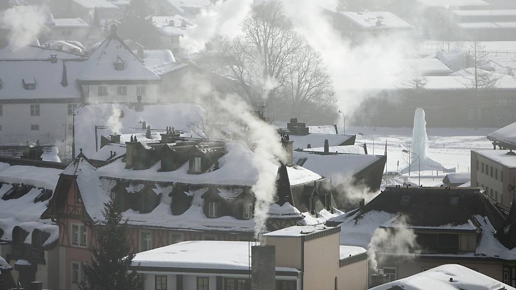 Rauchende Schornsteine in Engelberg: Im Kanton Obwalden wurde im Gebäudebereich und in der Industrie mehr fossile Energie verbraucht, als vorgegeben. (Archivbild)