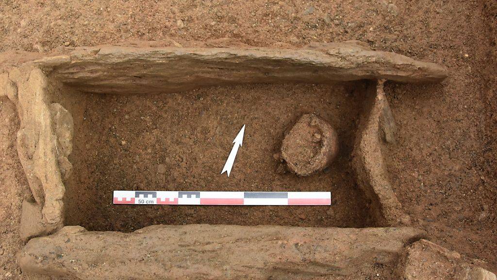 In Pully entdeckten Archäologen Steinkistengräber mit Schädelfragmenten.