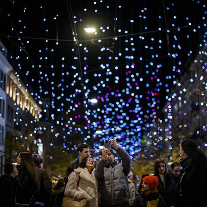 Kristall leuchtet an Zürcher Bahnhofstrasse mit «Lucy» um die Wette