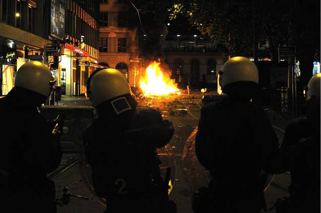 Polizei setzt nach Ausschreitungen in Zürich Tränengas ein ...