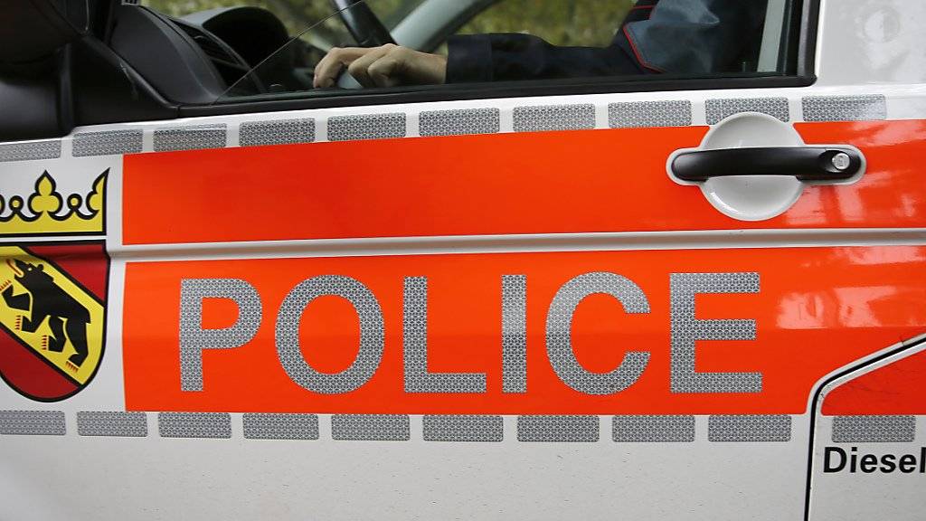 Die Berner Kantonspolizei hat nach einer Verfolgungsjagd in Biel zwei mutmassliche Einbrecher festgenommen. Der 18-jährige Mann und die um zwei Jahre ältere Frau hatten sich auch durch eine Schuss in den Reifen ihres Autos nicht von der Flucht abbringen lassen. (Archivbild)