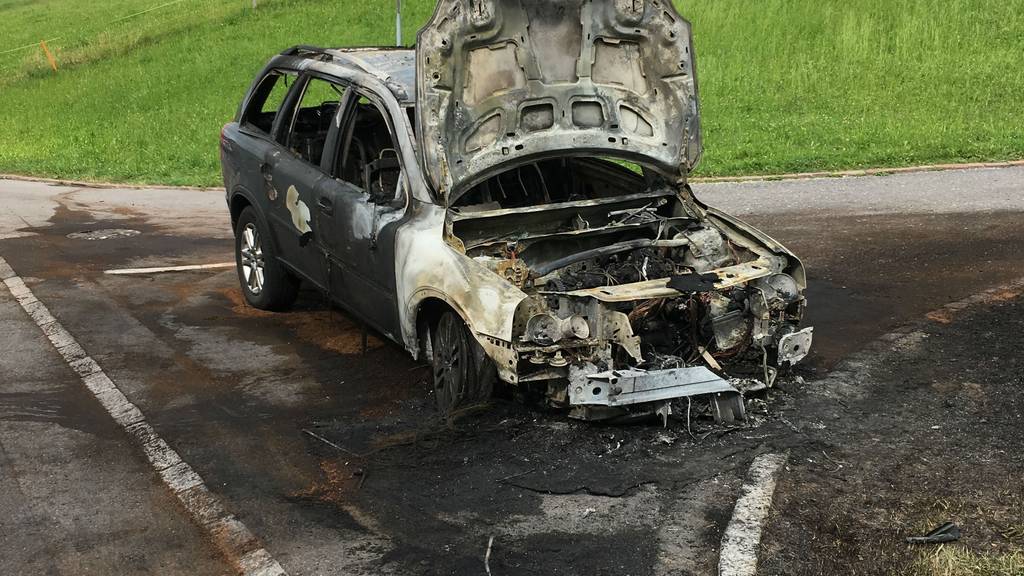 Menzingen: Auto komplett ausgebrannt