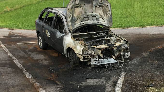 Menzingen: Auto komplett ausgebrannt