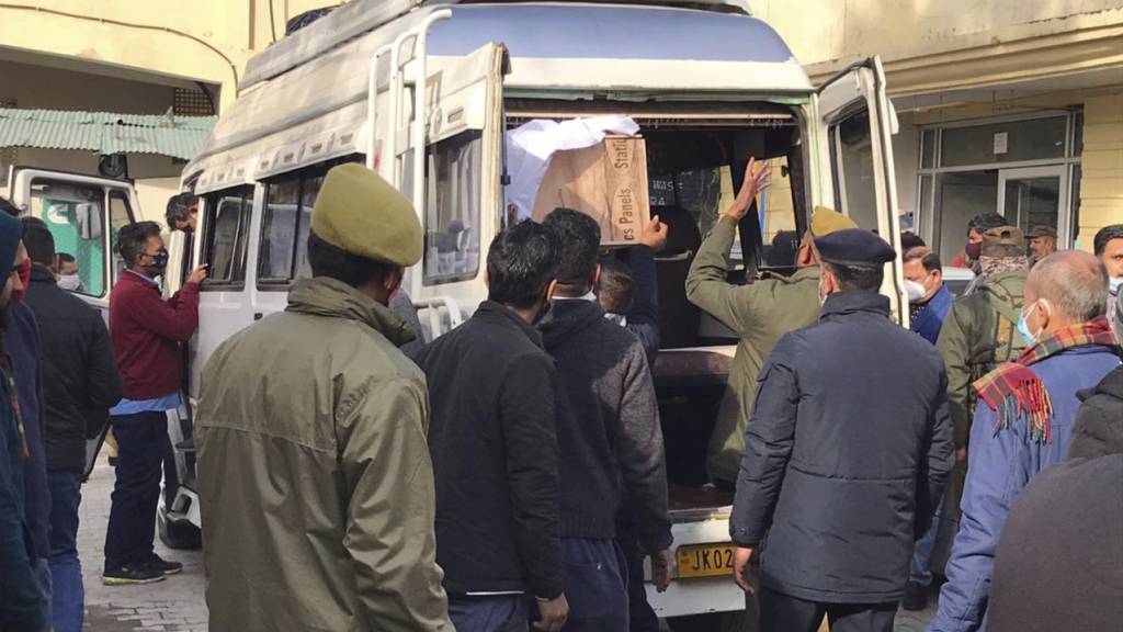 Polizisten helfen beim Verladen des Sarges eines Opfers einer Massenpanik in einem Gesundheitszentrum in Katra, in der Nähe von Jammu, Indien.