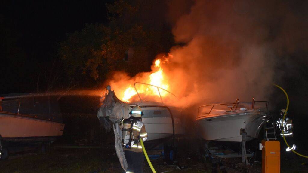 Die Feuerwehr konnte das brennende Boot rasch löschen.