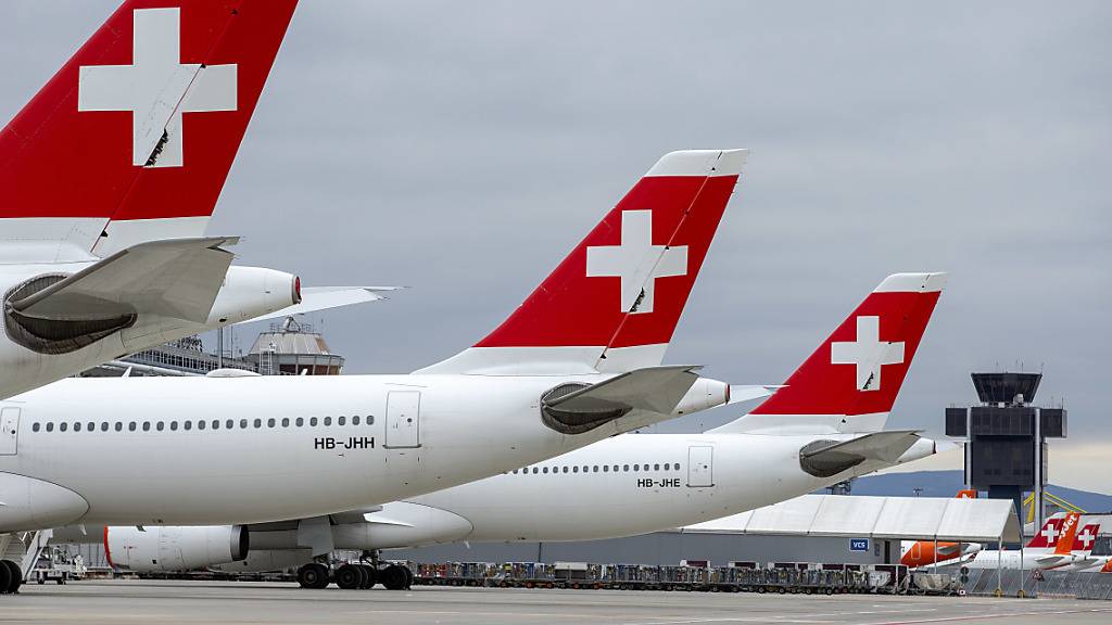 Die Fluggesellschaft Swiss macht ernst mit Sparmassnahmen: Ab Juli gleicht sie den Lohn ihrer Angestellten in Kurzarbeit nicht mehr wie bis anhin auf das gewohnte Lohnniveau aus. (Archivbild)