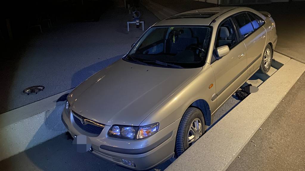 25-Jähriger bleibt mit seinem Mazda im Treppenabgang stecken